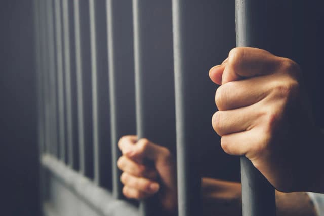 Czy wykroczenie jest przestępstwem? Poznaj kluczowe różnice i konsekwencje Czy wykroczenie jest przestępstwem? Poznaj kluczowe różnice i konsekwencje