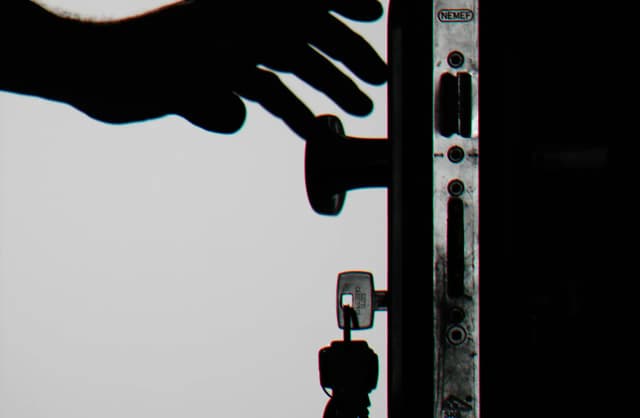 Włamanie z kradzieżą jaki wyrok? Oto kary, które mogą Cię zaskoczyć Włamanie z kradzieżą jaki wyrok? Oto kary, które mogą Cię zaskoczyć