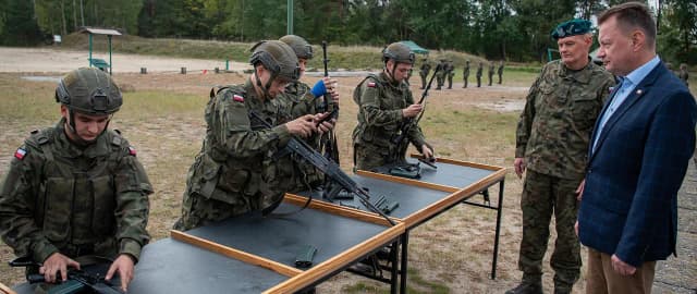 Kiedy zniesiono zasadniczą służbę wojskową w Polsce i co to oznacza? Kiedy zniesiono zasadniczą służbę wojskową w Polsce i co to oznacza?