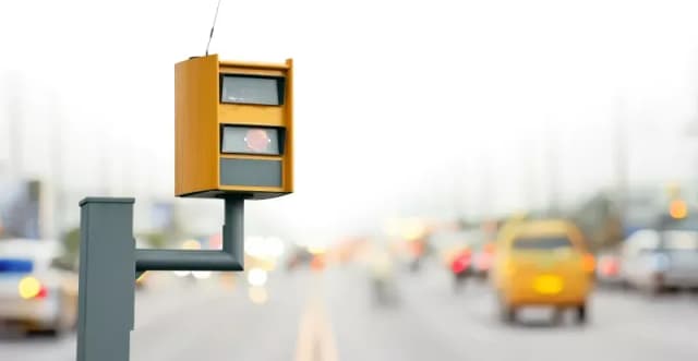 Czy błysk fotoradaru zawsze oznacza mandat? Oto, co musisz wiedzieć Czy błysk fotoradaru zawsze oznacza mandat? Oto, co musisz wiedzieć