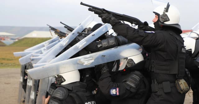 Czy policjant może pełnić służbę sam? Oto kluczowe zasady i wyjątki Czy policjant może pełnić służbę sam? Oto kluczowe zasady i wyjątki